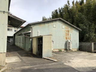 近江八幡市桜宮町の倉庫の駐車場