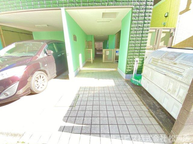 アンプルールフェールスリーズのエントランス