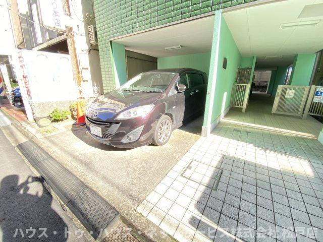 アンプルールフェールスリーズの駐車場