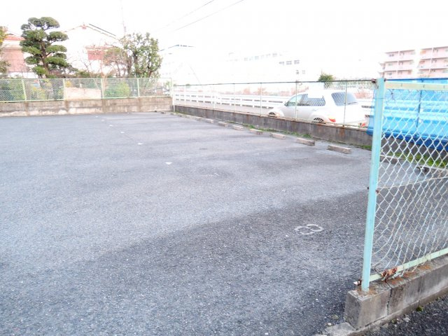 ハイツ81の駐車場