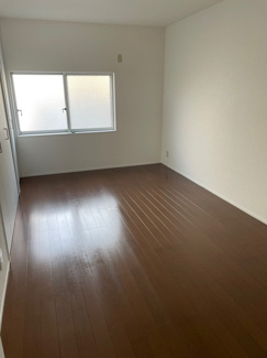 【洋室】 | 西三国3丁目　中古戸建て | 8.1帖洋室