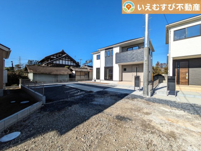 【前面道路含む現地写真】 | 深谷市新戒 | 充分な広さの前面道路
間口が広くお車の出し入れも問題なく行えるスペースが確保されています♪