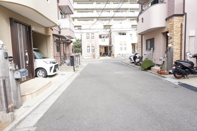 中古戸建　四條畷市西中野1丁目（平成13年築）の前面道路含む現地写真