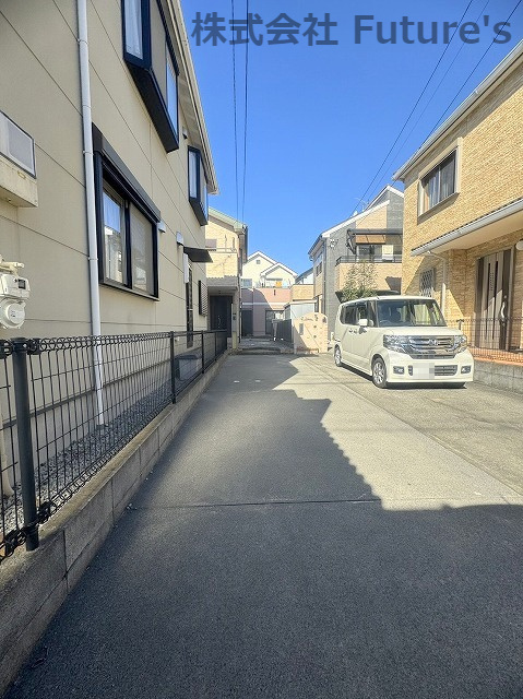 三郷市戸ケ崎5丁目　中古戸建の駐車場|縦列3台が駐車可能なカースペース