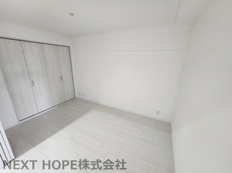 【洋室】 | シャルマンコーポ伊丹１号棟 | 真ん中のサービスルーム6帖です♪大きなクローゼットが設けられており、たくさんのお洋服・小物が収納できます！室内を有効に使用していただけます(^^)