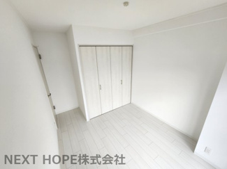 【洋室】 | シャルマンコーポ伊丹１号棟 | バルコニーに面した洋室5帖です♪室内は令和５年12月リフォーム済み！お待たせ無しで即ご入居していただけます(^^)