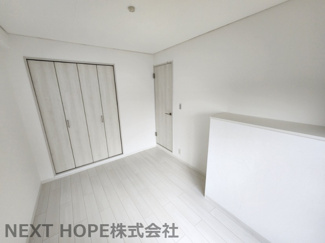 【洋室】 | シャルマンコーポ伊丹１号棟 | 玄関横の洋室5.7帖です♪各居室にはクローゼットが設けられており、たくさんのお洋服・小物が収納できます！室内を有効に使用していただけます！