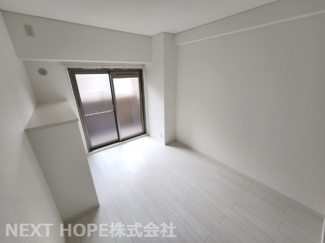 【洋室】 | シャルマンコーポ伊丹１号棟 | 玄関横の洋室5.7帖です♪専用バルコニーに面した明るく開放的な室内です！！ぜひ現地でご覧ください！お気軽にネクストホープ不動産販売までお問い合わせを(^^)