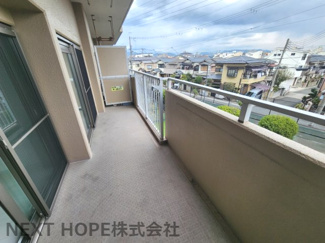 【バルコニー】 | シャルマンコーポ伊丹１号棟 | バルコニーは東向きです♪たくさんのお洗濯物が一度で干せそうですね(^^)