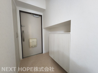 【玄関】 | シャルマンコーポ伊丹１号棟 | 玄関には収納・シューズBOXが設けられております♪ご家族のたくさんの靴もスッキリ収納できます!!
