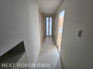 【玄関】 | シャルマンコーポ伊丹１号棟 | 玄関から廊下部分です♪室内は令和５年12月リフォーム済み！お待たせ無しで即ご入居していただけます(^^)