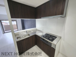 【キッチン】 | シャルマンコーポ伊丹１号棟 | 作業効率の良いL字型の新品システムキッチンです♪対面式でお料理を作りながらリビングのご家族との楽しい会話が弾みますね(^^)