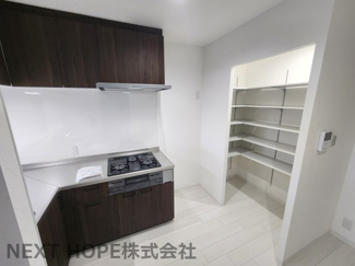 【キッチン】 | シャルマンコーポ伊丹１号棟 | キッチン後方にはパントリーが設けられております♪たくさんの食品のストックができます！！