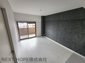 【居間・リビング】 | シャルマンコーポ伊丹１号棟 | バルコニーに面した明るく開放的なリビングです♪アクセントクロスも素敵に施工されております(^^)