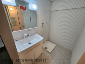 【独立洗面台】 | シャルマンコーポ伊丹１号棟 | 新品の洗面化粧台です♪シャワー水栓で使い勝手も良いです！鏡は三面鏡になっております！洗面台横には室内洗濯機置き場もございます(^^)