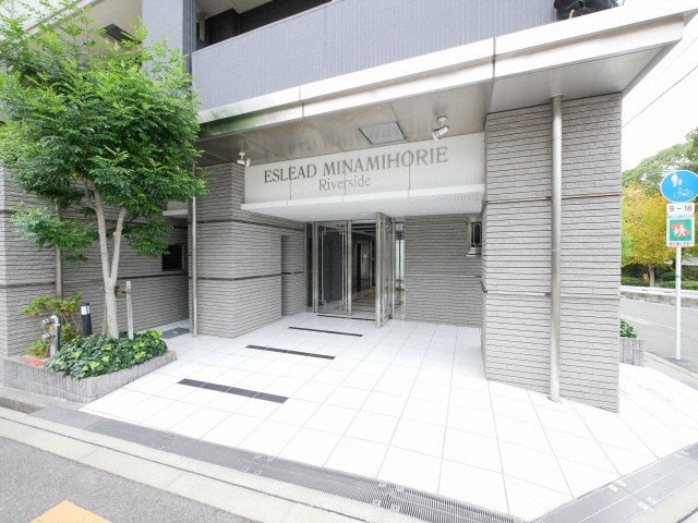 エスリード南堀江リバーサイドのエントランス