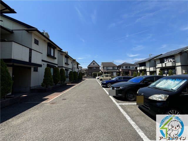 キャピタルコンフォール加古川　A棟の駐車場|駐車場に車を止められます
