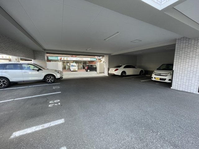 ライオンズマンションサンフラワーの駐車場