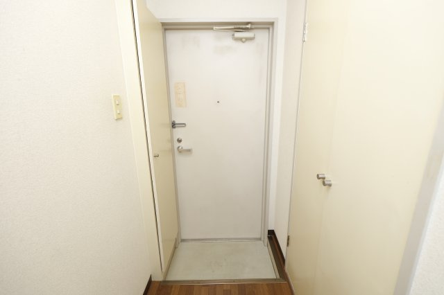 瑞江マキノビルの玄関