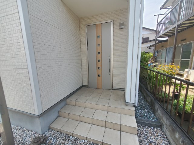 埼玉県さいたま市岩槻区加倉４丁目のエントランス