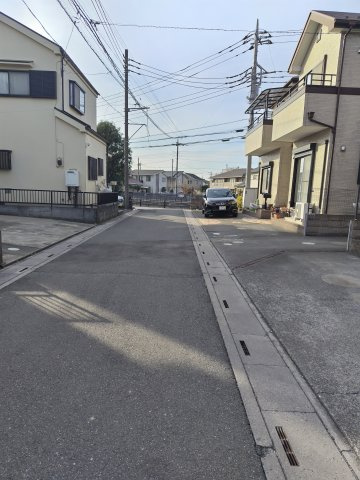 鴻巣市箕田の中古一戸建の前面道路含む現地写真|南西側道路