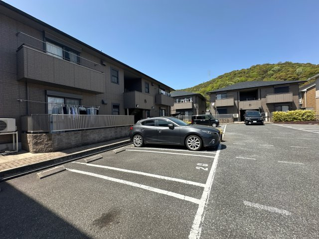 オークヒルズA棟の駐車場