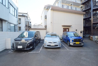 【駐車場】 | マンションの駐車場スペース。空きの有無や駐車料金、サイズ規定などについては、改めてお問い合わせください。～即日のご見学可能～　お問合せはお気軽にどうぞ。