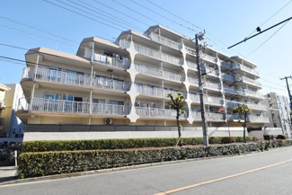 【外観】 | 青空によく映える建物です。手入れの行き届いた外壁やマンション正面エントランスなど、綺麗な姿をぜひ一度、現地にてご覧ください。～即日のご見学可能～　お問合せはお気軽にどうぞ。