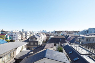 【展望】 | 眼前に広がる空の雄大さと、このお部屋の自慢の一つである「眺望」をご覧ください。毎日、この景色を独り占めできる新生活に夢が広がります。～即日のご見学可能～　お問合せはお気軽にどうぞ。