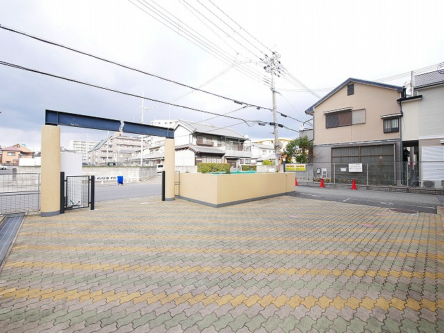 ヴィルドミール三条の駐車場