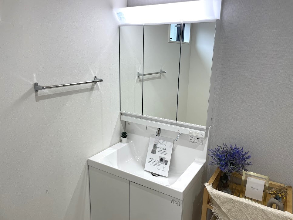 山形市みはらしの丘建売住宅の独立洗面台|三面鏡の洗面台は、スタイリッシュなだけでなく収納力もあります。
