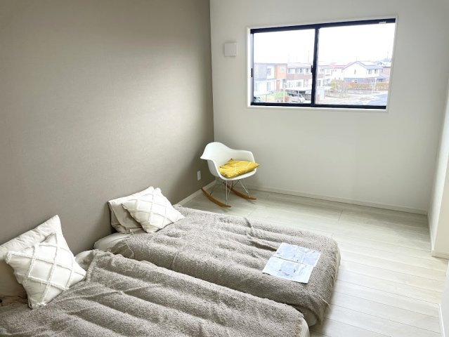 山形市みはらしの丘建売住宅の寝室|大きいベットを置いてもスペースの取れる寝室です。