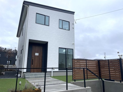 【外観パース】 | 山形市みはらしの丘建売住宅 | 外構工事施工済みの本物件は、駐車場アスファルト施工、コンクリートのアプローチもあります。