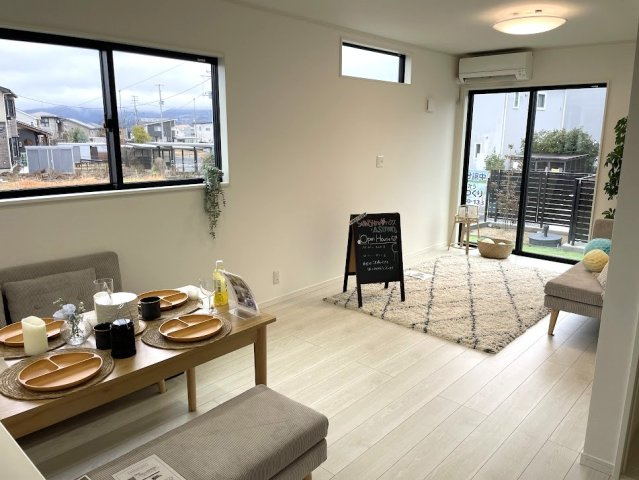 山形市みはらしの丘建売住宅の居間・リビング|リビングは広々です。家族の団欒の場として家庭を包みます。