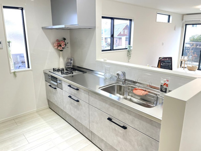 【キッチン】 | 山形市みはらしの丘建売住宅 | 広々ワイドなキッチンは料理がしやすく快適です。