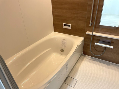 【浴室】 | 山形市みはらしの丘建売住宅 | 広々浴室は、ゆったりとくつろいで疲れを癒す空間です。