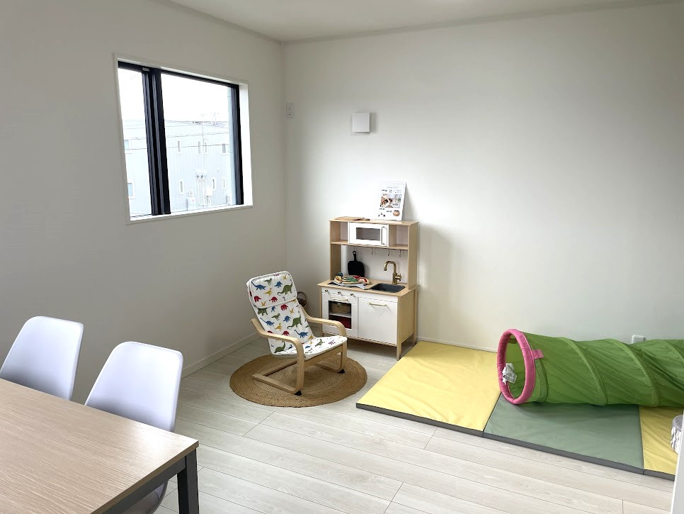 山形市みはらしの丘建売住宅の洋室|大きいベットを置いてもスペースの取れる寝室です。