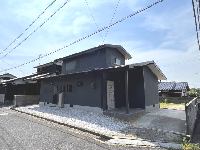 【外観】 | 駐車スペースゆったりしており３台駐車可能です。外壁塗装済みです