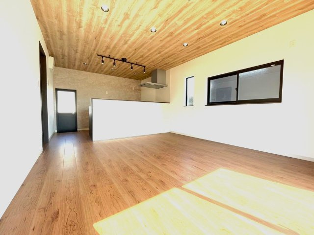 【居間・リビング】 | 広々としたリビングは１０帖越え　天井もカラークロスを採用しており、天井のスポットライトもお洒落ポイントに一つです。