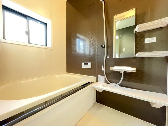 【浴室】 | 新品の大きな浴槽はお子様と一緒に入浴できます。