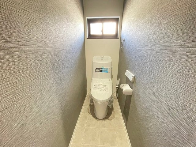 【トイレ】 | 洗浄便座付きのお手洗いは清潔感があり大変うれしいポイントです。またトイレスペースも広めもポイントの一つ。
