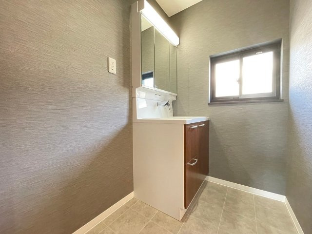 【独立洗面台】 | アクセントクロスを利用しお洒落な洗面室です。