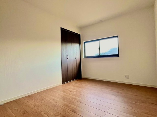 【洋室】 | フローリング貼り替え済。採光もあり明るい室内です。