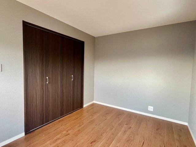 【洋室】 | 一軒分クローゼットもあり大変便利です。