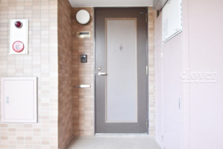 【その他共用部分】 | 皆様をお迎えする、お部屋の玄関ドア。開けやすさや開放角度、ドアノブの操作しやすさや鍵の形状などを、現地で一度ご確認ください。～即日のご見学可能～　お問合せはお気軽にどうぞ。
