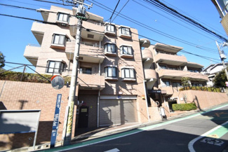 【外観】 | 青空によく映える建物です。手入れの行き届いた外壁やマンション正面エントランスなど、綺麗な姿をぜひ一度、現地にてご覧ください。～即日のご見学可能～　お問合せはお気軽にどうぞ。