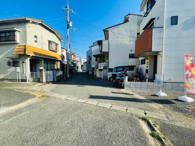 嵯峨野芝野町　建築条件付土地の前面道路含む現地写真|前道は広々６ｍ！対向車とラクラクすれ違えるくらいの広さで、運転が苦手な方も安心です♪