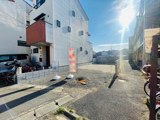 嵯峨野芝野町　建築条件付土地の前面道路含む現地写真|スーパー・コンビニ・ドラッグストアが徒歩圏内にあるのでお買い物に困らない♪