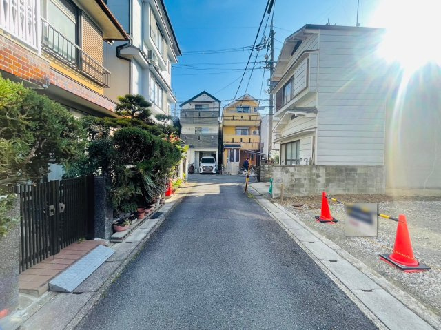 嵯峨甲塚町の外観|前面道路は車通りの少ない前道で小さいお子様がいらっしゃるご家庭でも安心♪