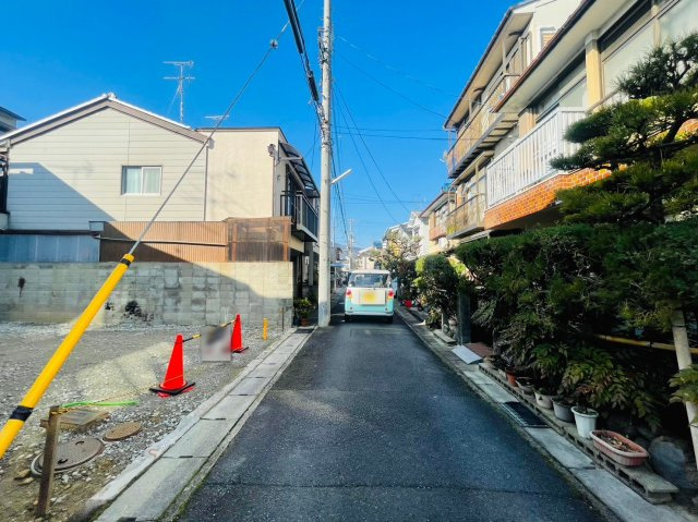 嵯峨甲塚町の前面道路含む現地写真|周辺にはスーパーやコンビニなどのお買い物施設が揃っており生活便利な立地です♪
